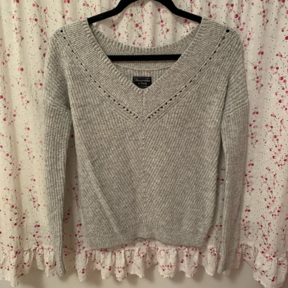 Abercrombie & Fitch Gray Grey V-Neck Sweater w/ Perforated Detailing- Size XS